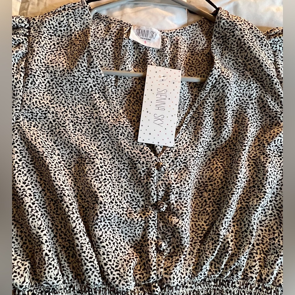 NWT Sienna Sky quarter sleeve blouse. Women’s size small. Ruched sleeves - Picture 5 of 9
